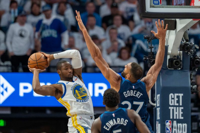 Warriors struggle without Curry, Timberwolves tie series: Highlights