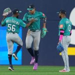 Big Dumper leads Mariners to win over Blue Jays in MLB playoffs