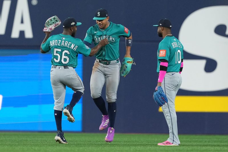 Big Dumper leads Mariners to win over Blue Jays in MLB playoffs