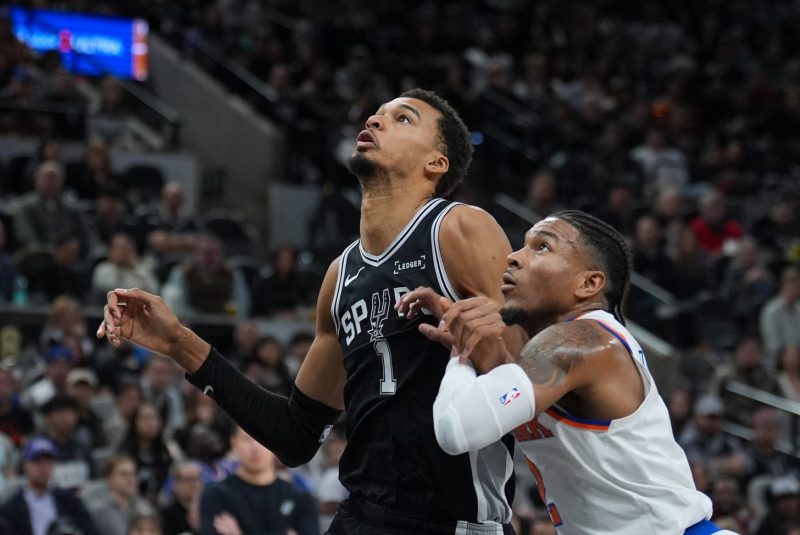 Victor Wembanyama heads to locker room with leg injury vs. Knicks